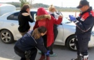 Jandarmayı görünce iç çamaşırlarına zula yaptılar