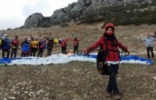 Kadınlara yamaç paraşüt eğitimi