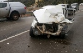 Kamyonetle kafa kafaya çarpıştı