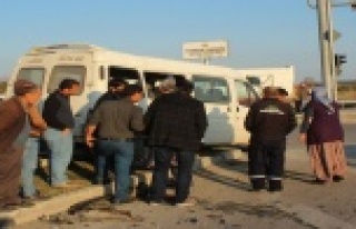 Minibüsle otomobil çarpıştı: 4 yaralı var