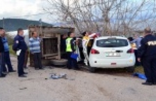 Otomobil traktöre çarptı: 2'si Suriyeli 4...