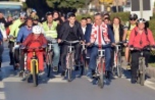 Belediye Başkanı işe bisikletle gitti