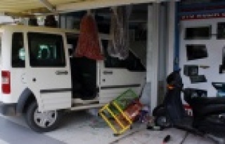 Yayaya çarpmamak için işyerine daldı