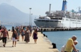 Yılın ilk yolcu gemisi Alanya Limanı'na yanaştı