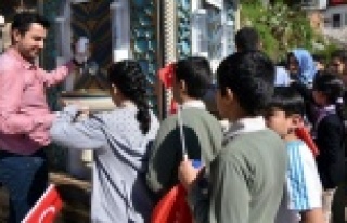 Alanya Belediyesi'nden limonata ve lokum