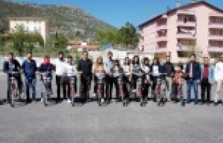 ALKÜ öğrencilere bisiklet dağıttı