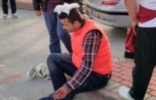 Feci kaza! Motosiklet otomobile çarptı