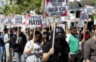 'Hayır' mitinginde İstiklal Marşı gerginliği