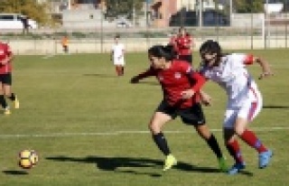 Kadın futbolcunun bacağı 2 yerden kırıldı