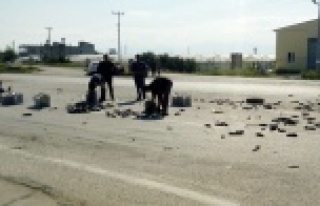 Kamyonet kaza yaptı, patlıcanlar yola saçıldı