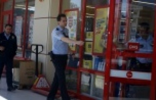 Kuru sıkı silahla market soydular