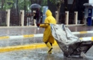 Nisan yağmuru hayatı felç etti