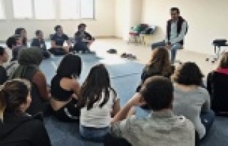 Öğrencilere tiyatro eğitimi