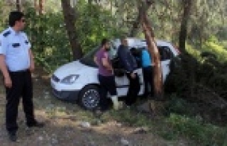 Takla atan aracın içinde sıkıştı