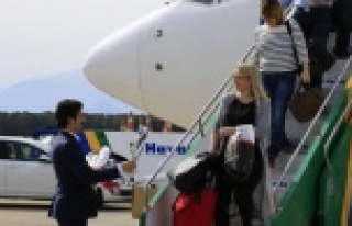 Turist getiren uçağa yakıt desteği