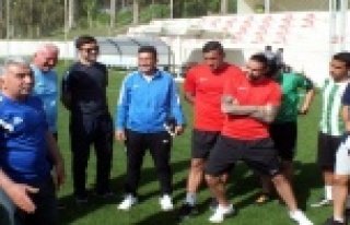 Ünlü futbolcular belgelerini Antalya'da aldılar