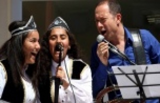 Ünü türkücüden anlamlı düet