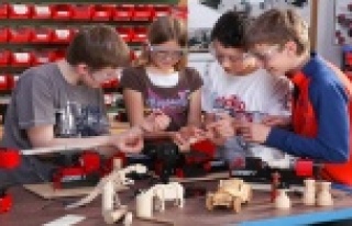 AKS'de Anneler Günü hazırlığı