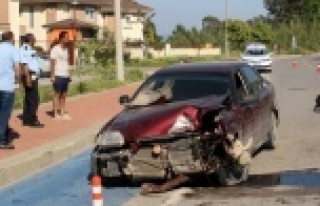 Alanya'da şok kaza: İki araç kafa kafaya çarpıştı