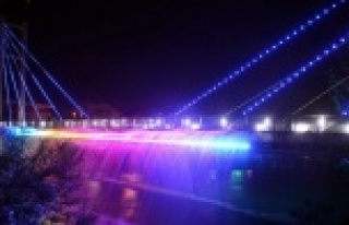 Meşhur köprüye ışık, ses ve su dansı