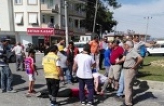 Otomobil motosiklete çarptı: 2 yaralı var