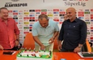 Özçelik'e sürpriz kutlama