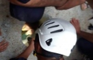 Suriyeli kız elektrik direği için açılan deliğe...