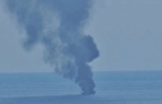 Teknesi yanan Alman turisti sahil güvenlik kurtardı