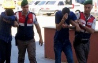 Turistin boynundan kolyesini çaldılar