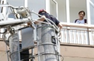 4’üncü katta mahsur kalan kadını itfaiye kurtardı