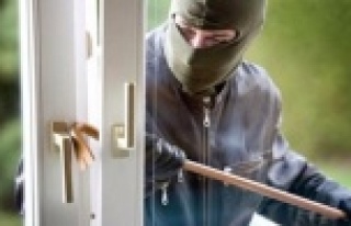 Alanya'da evlere dadanan hırsızlara suçüstü