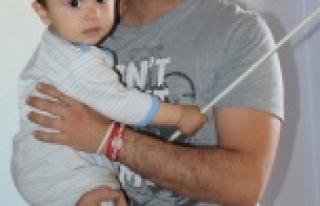 Evde kilitli kalan 11 aylık bebeği itfaiye kurtardı