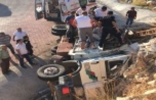 Freni boşalan kamyon devrildi: 1’i ağır 2 yaralı