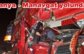 Kamyon TIR'a çarptı: Kamyona sıkışan genç...