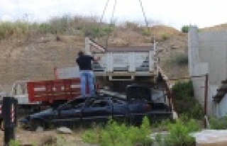 Komşuda hurda araç temizliği