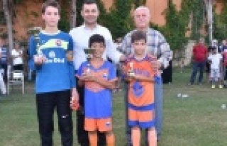 Miniklere kupalarını Başkan Yücel verdi