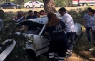 Otomobilde sıkışan sürücüyü kurtarmak için...