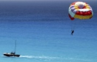 Parasailing halatı koptu, faciadan dönüldü