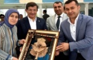 Yücel'den Davutoğlu çiftine hediye