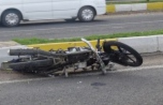 Alanya'da motosiklet kazası: Yolda metrelerce...