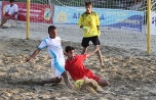 Alanya'da plaj futbolu heyacanı