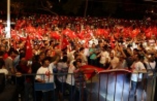 Antalya'da meydanlar doldu taştı