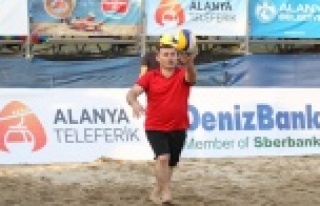 Başkan Yücel plaj voleybolunda hünerlerini sergiledi