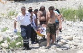 Kanyonda suya atlayan turistin ayağı kırıldı