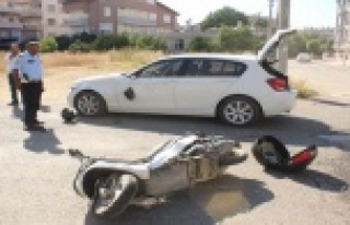 Motosiklet otomobile çarptı: 2 yaralı