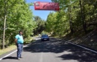 Muhtar'dan Yücel'e afişli teşekkür