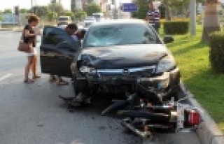 Otomobil motosiklete çarptı: 1 yaralı