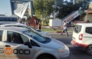 Otomobil refüje çarptı: 1 ölü, 2 yaralı