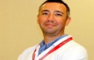 Renkli gözlü ve beyaz tenli çocuklar güneşe dikkat