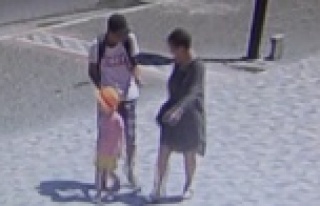 Turistler tezgahtarın telefonunu çaldı